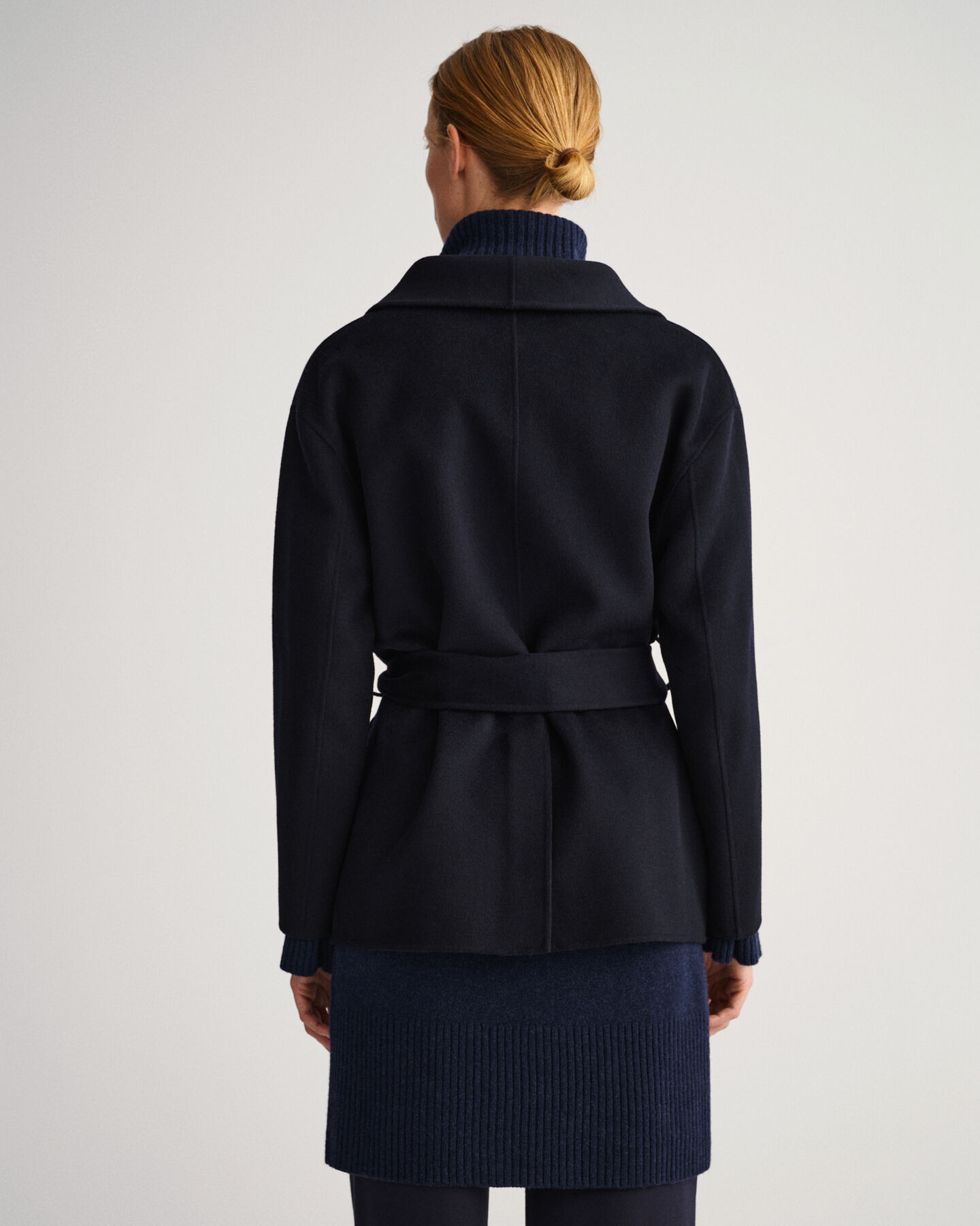 Americana cosida a mano con cinturón