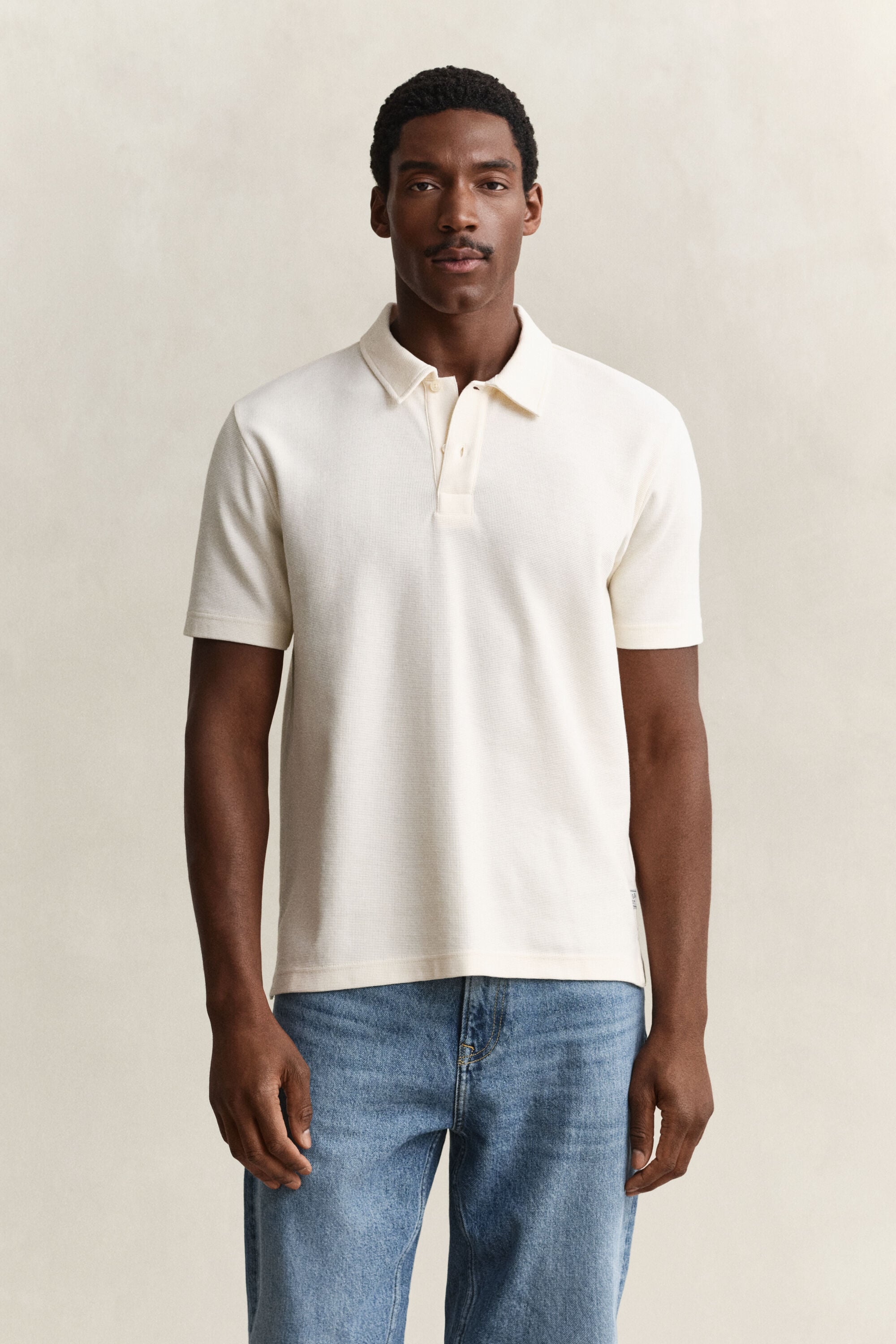 Polo con textura de nido de abeja
