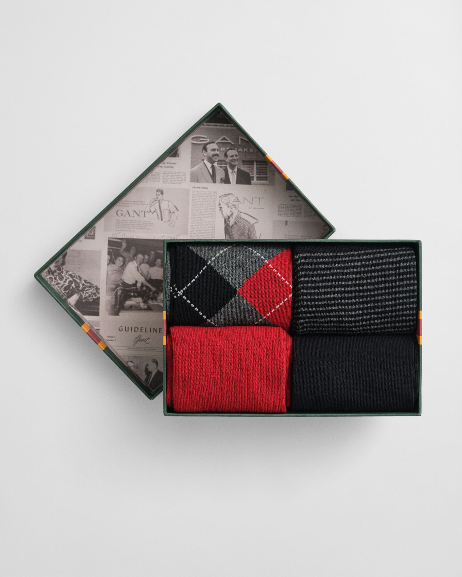 Caja de regalo con cuatro pares de calcetines de rombos y rayas