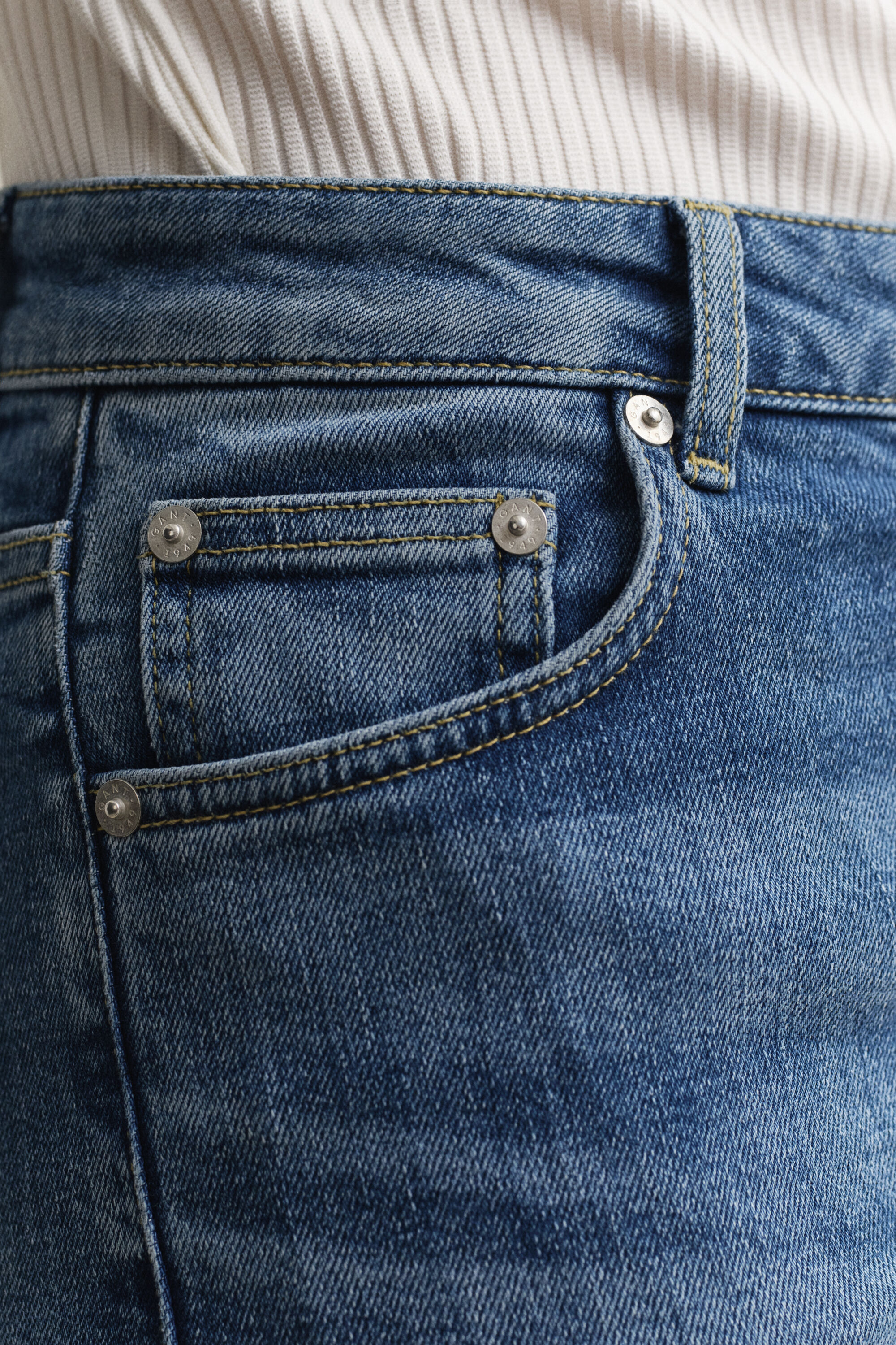 Vaqueros Slim Fit acampanados elásticos