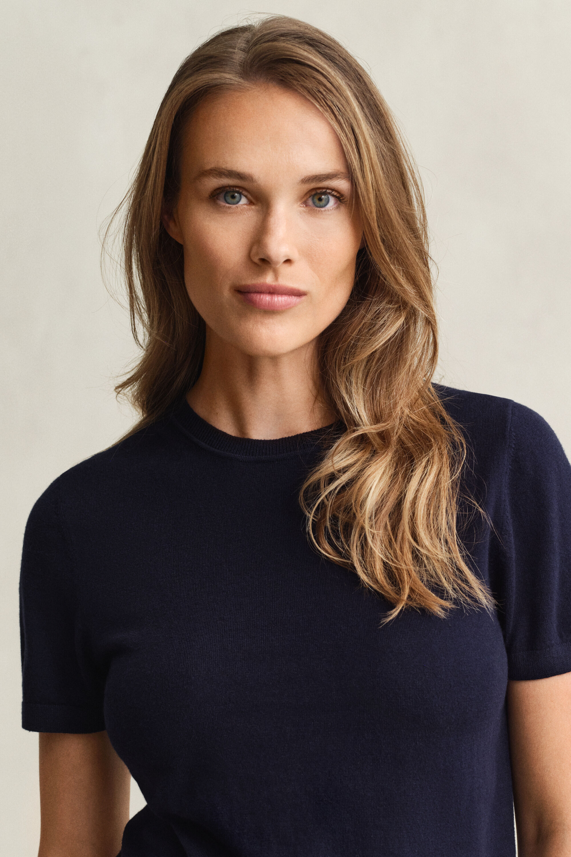 Jersey de punto ligero de manga corta y cuello redondo