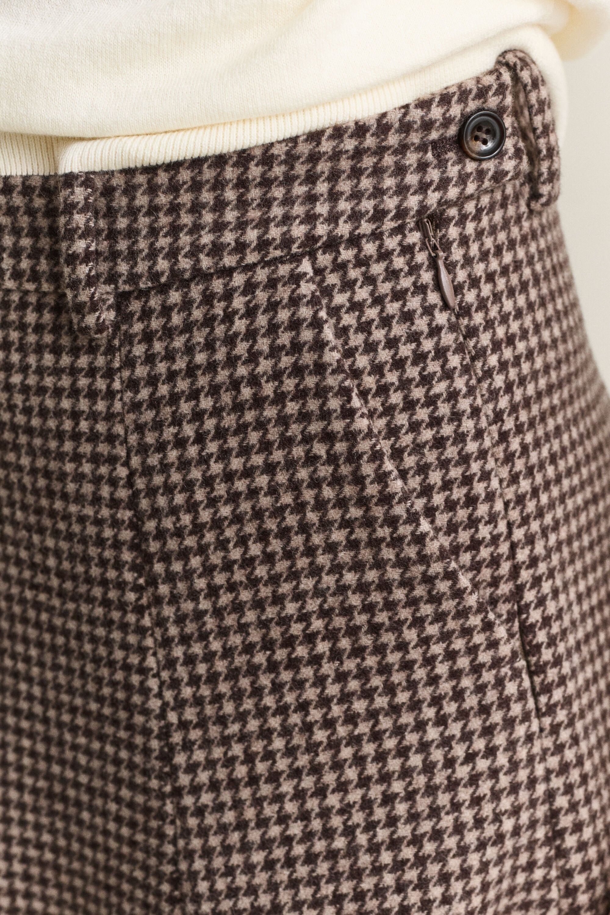Falda con vuelo y diseño de pata de gallo