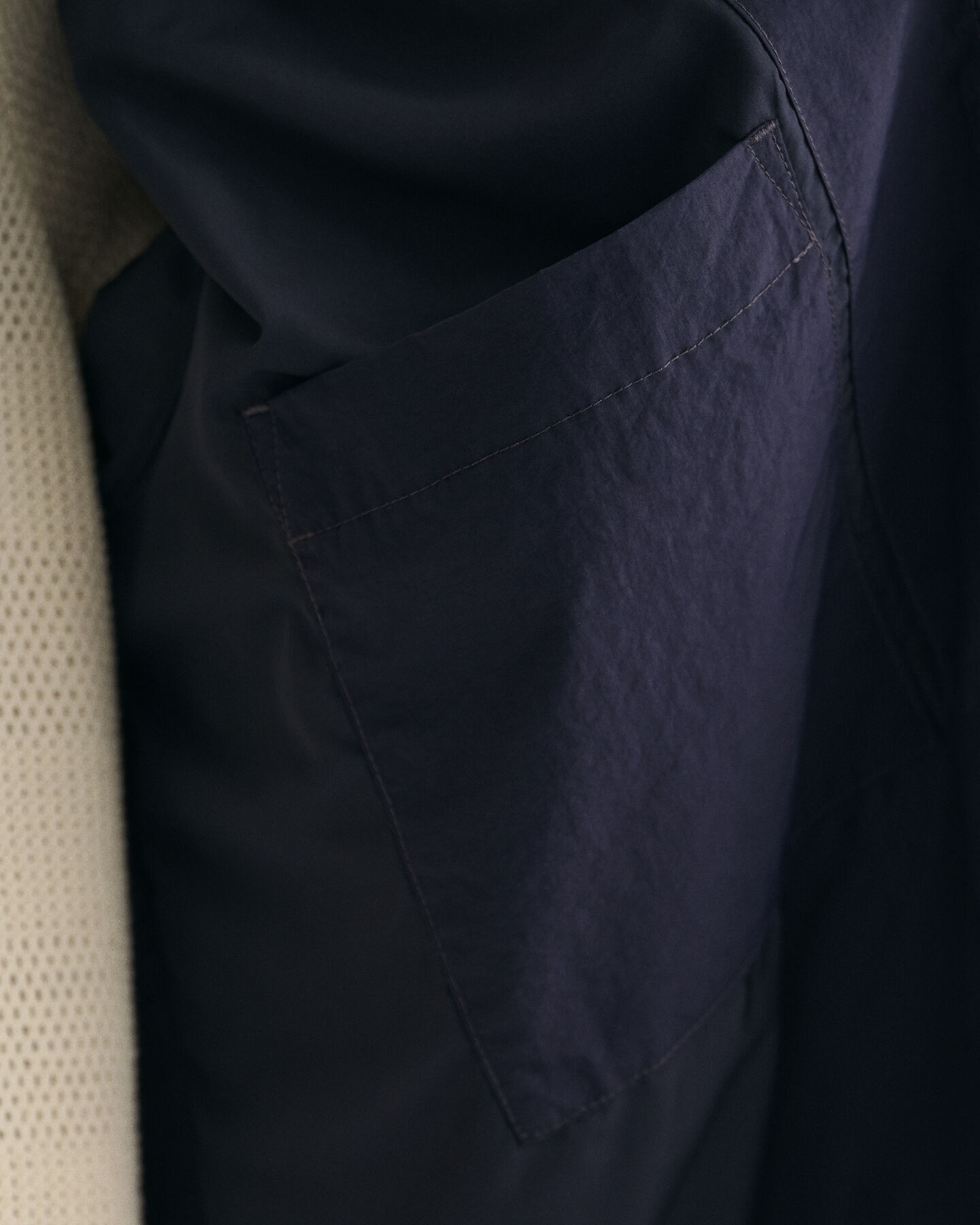 Chaqueta ligera con capucha