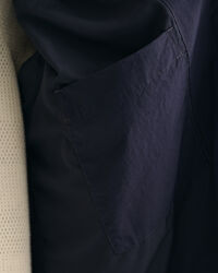 Chaqueta ligera con capucha