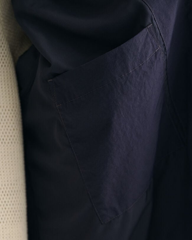 Chaqueta ligera con capucha