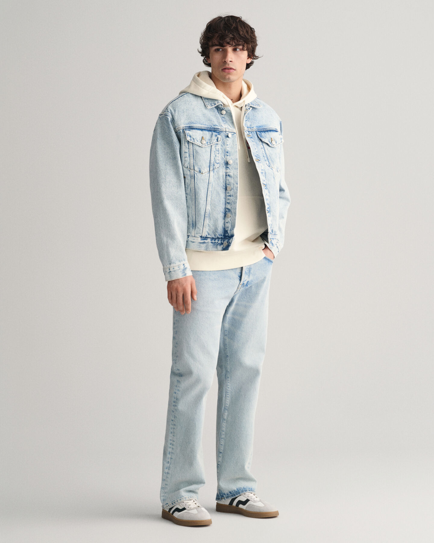 Sudadera con capucha y lavado intenso