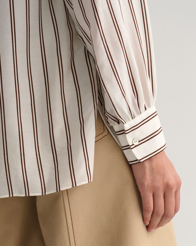 Blusa de rayas con cuello de pico