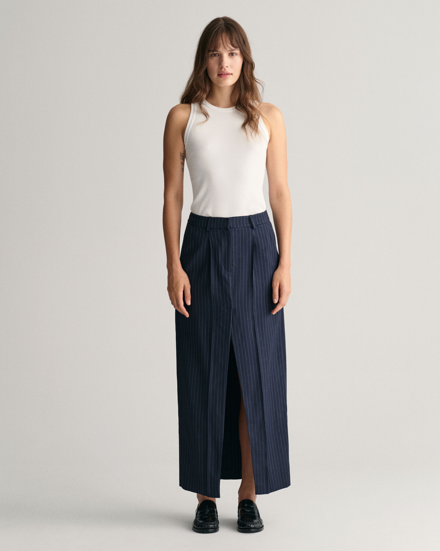 Falda maxi de raya diplomática plisada