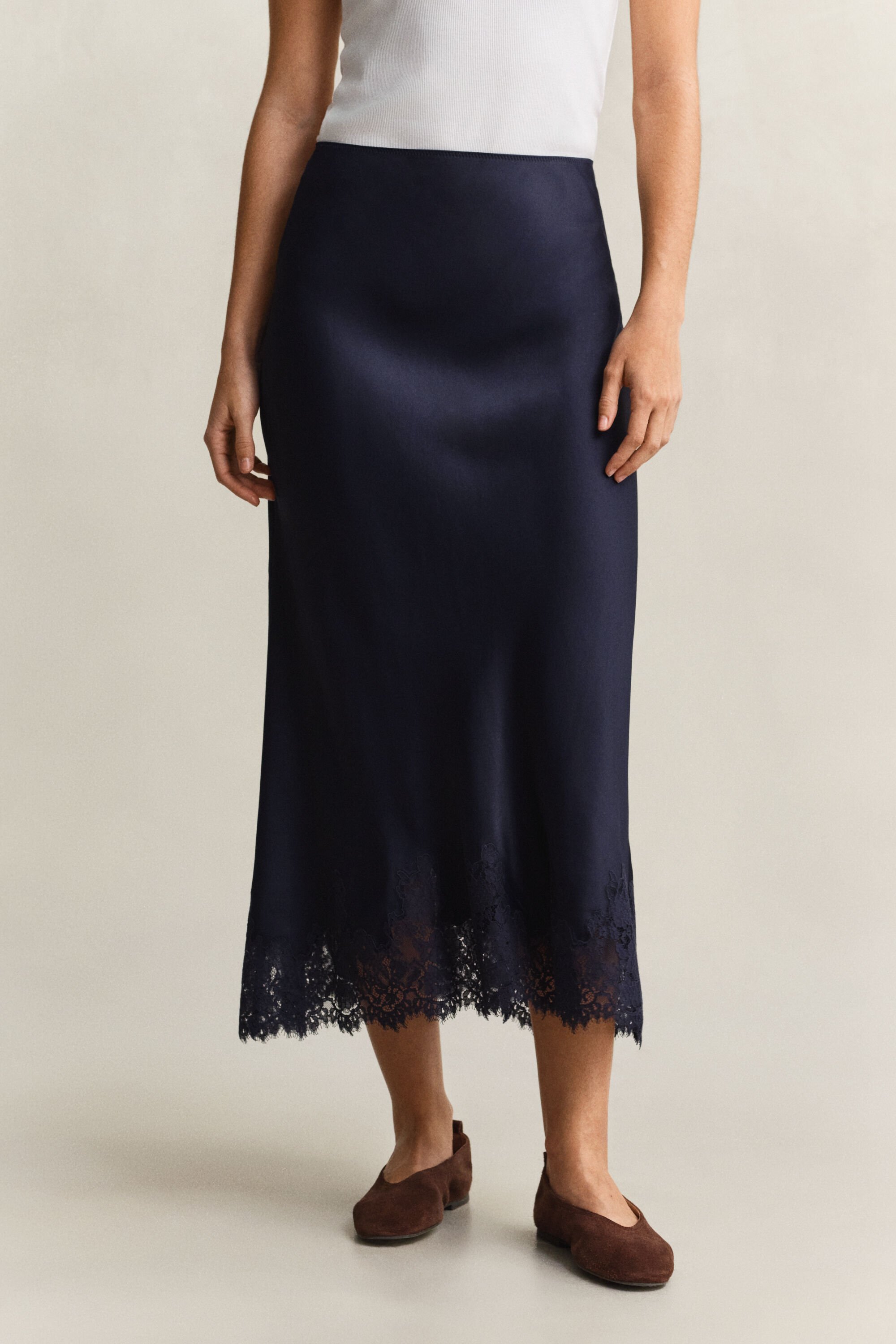Falda midi de satén y encaje