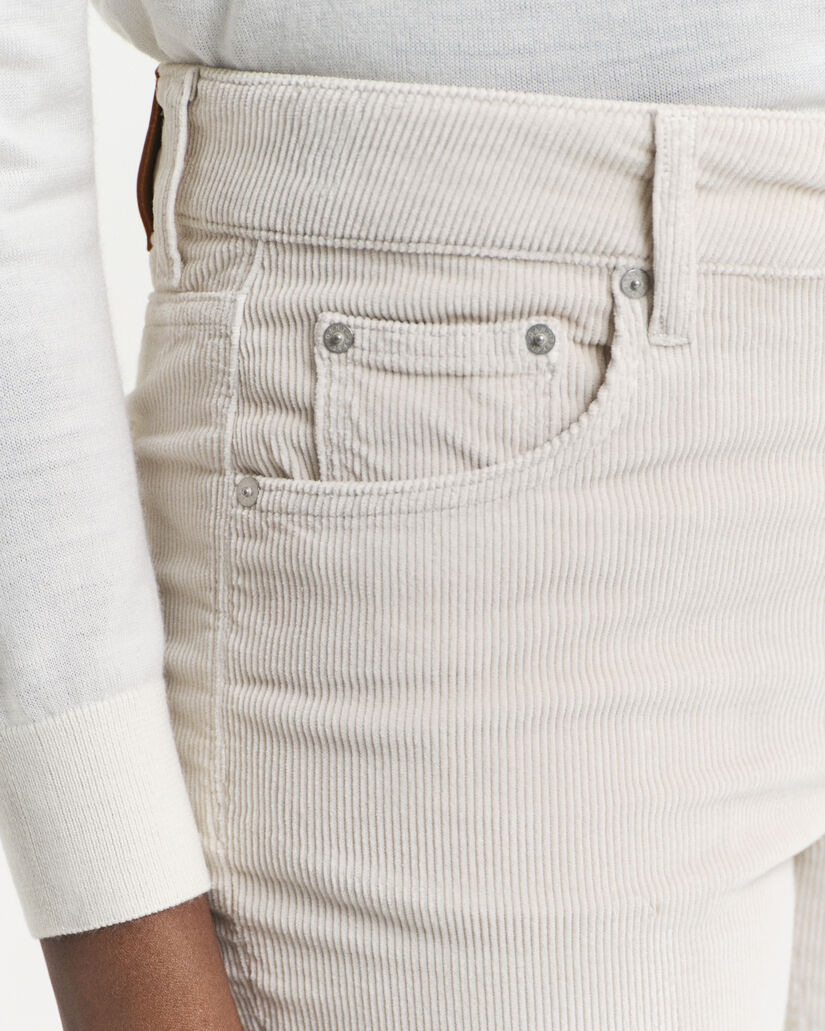 Vaqueros acampanados de pana