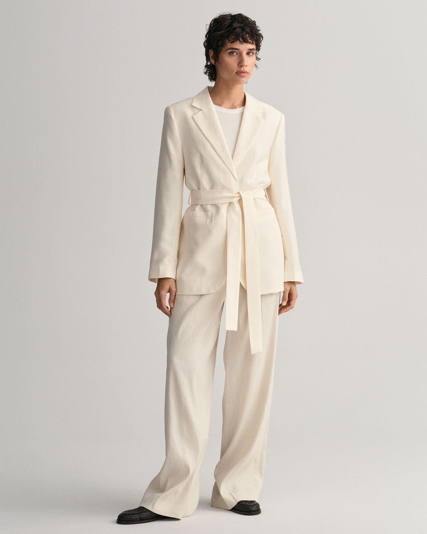 Americana Regular Fit Fluid con cintur&oacute;n