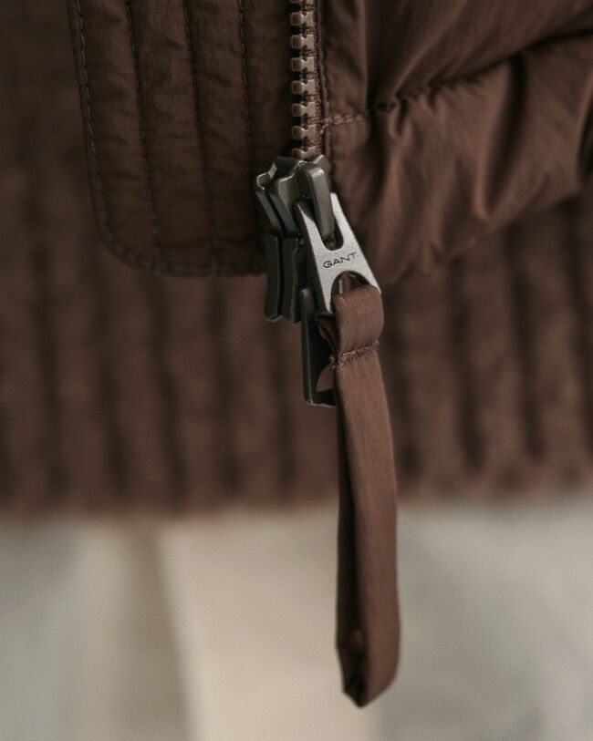 Chaleco de plum&oacute;n y largo medio