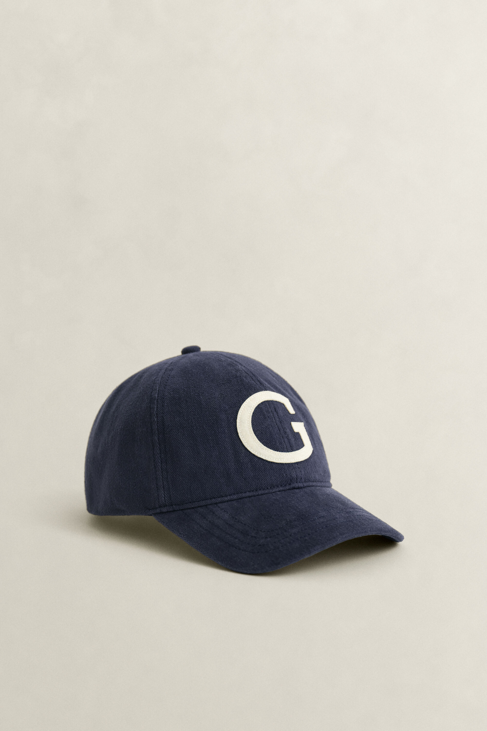 Gorra con insignia G