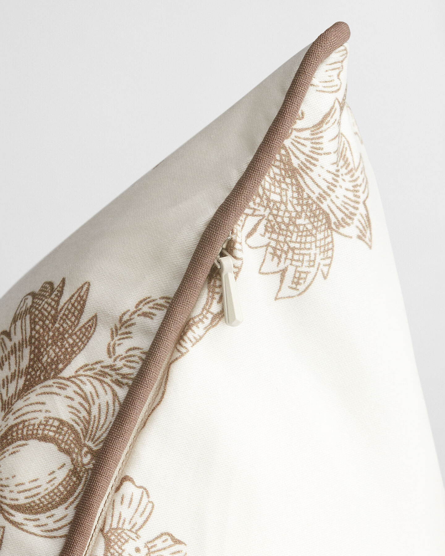 Cojín de satén con estampado de árboles