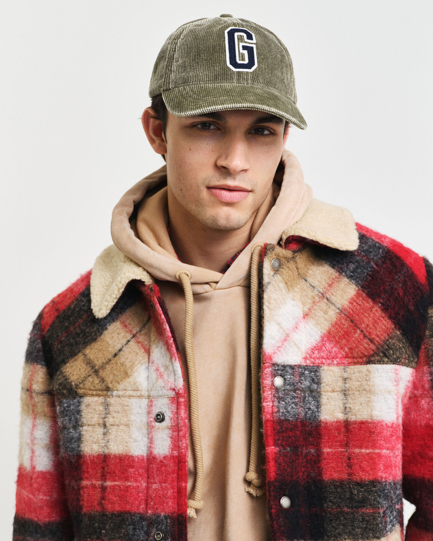 Gorra de pana lavada con insignia G