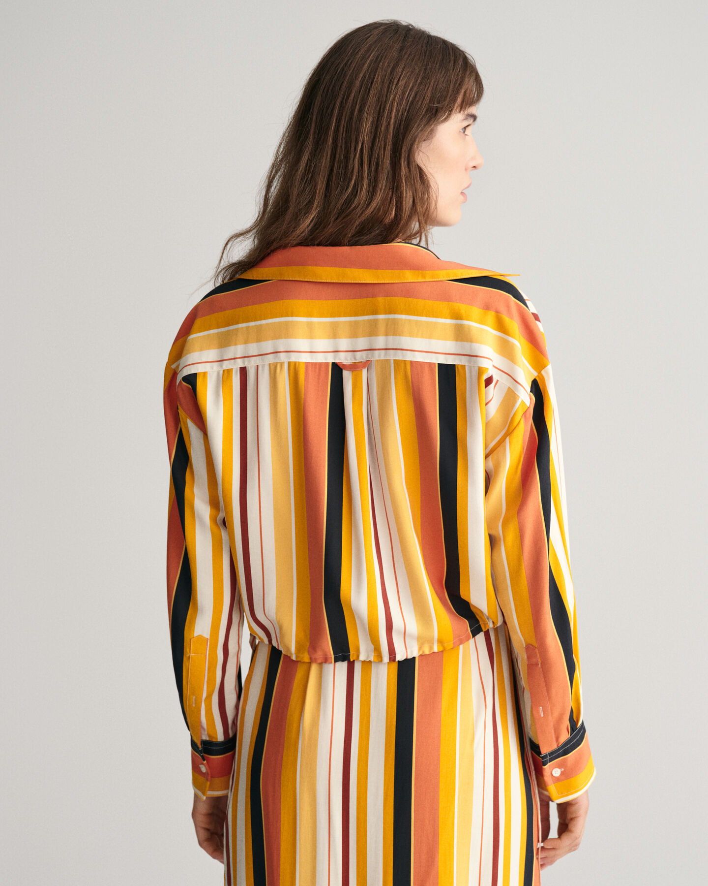 Camisa Relaxed Fit a rayas con cintur&oacute;n anudado