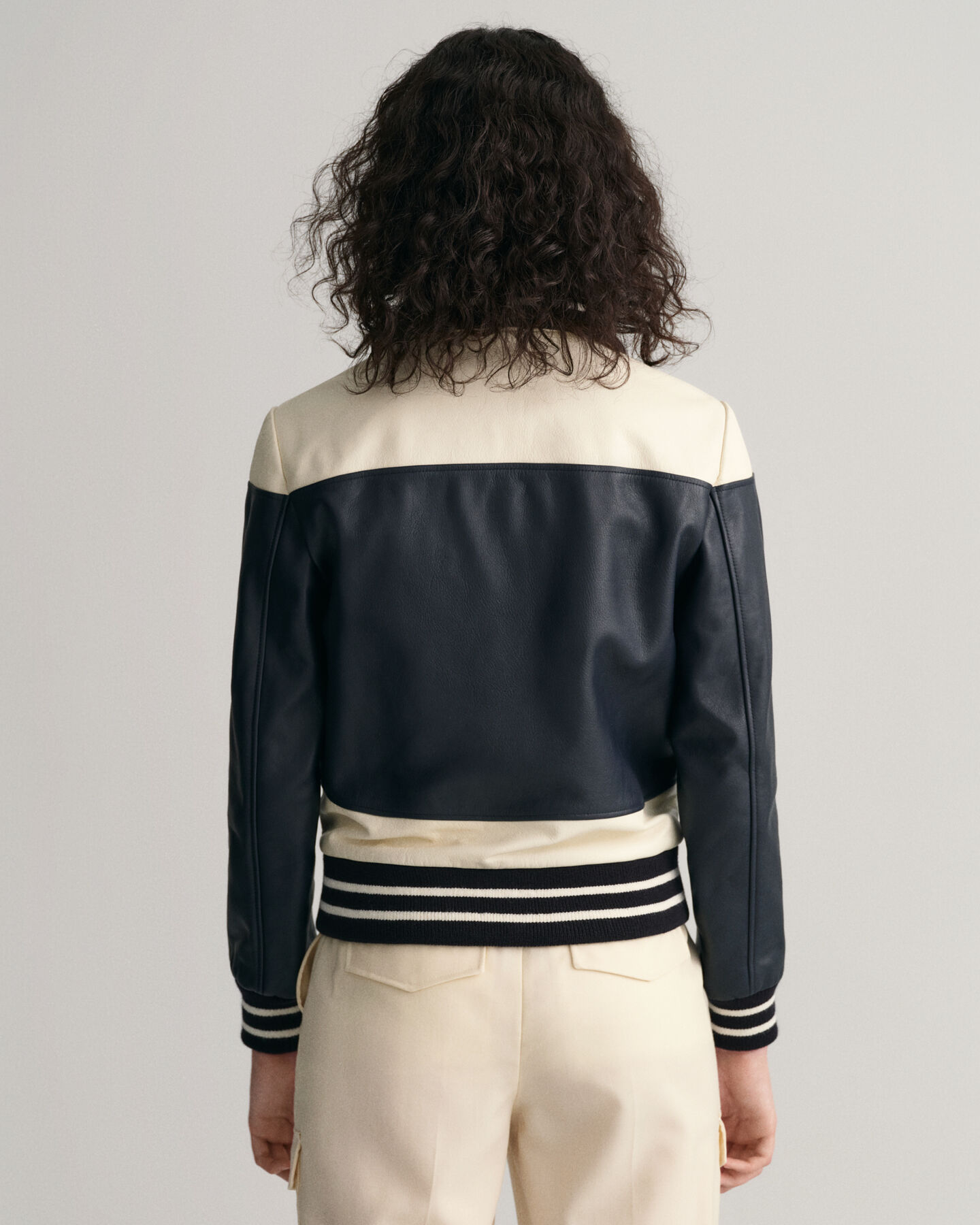 Cazadora de piel con diseño de bloques