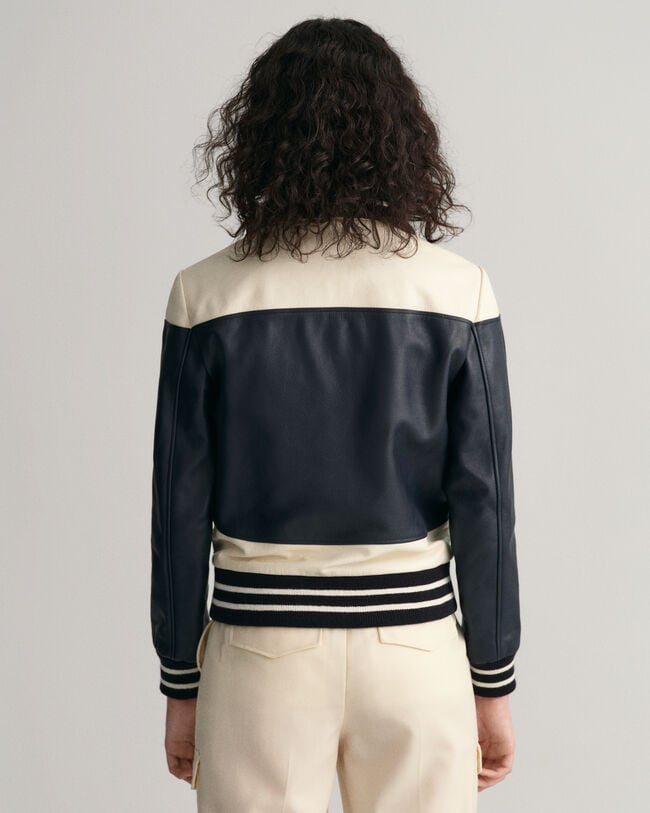 Cazadora de piel con diseño de bloques