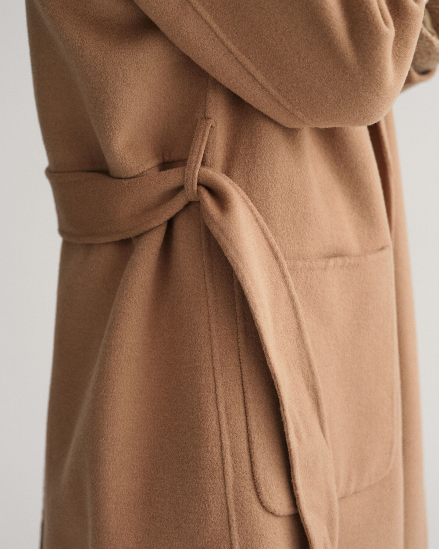 Abrigo cosido a mano con cinturón