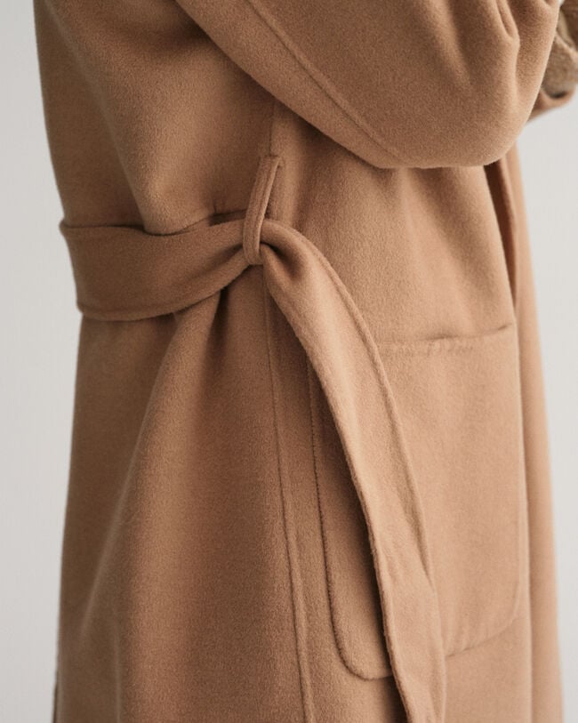 Abrigo cosido a mano con cinturón