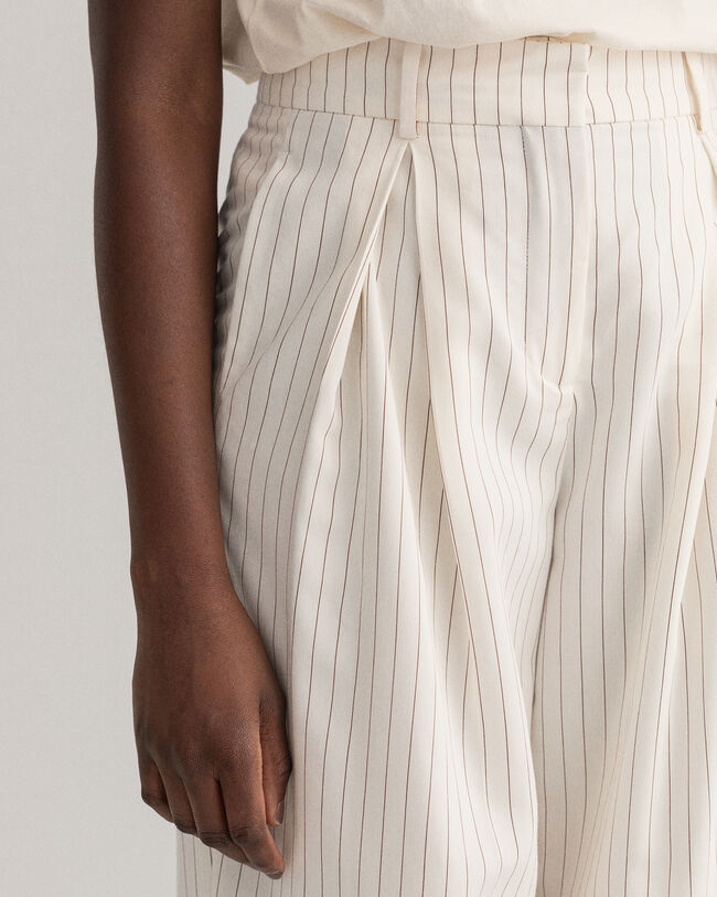 Pantalones de pinzas con pernera ancha y raya diplom&aacute;tica