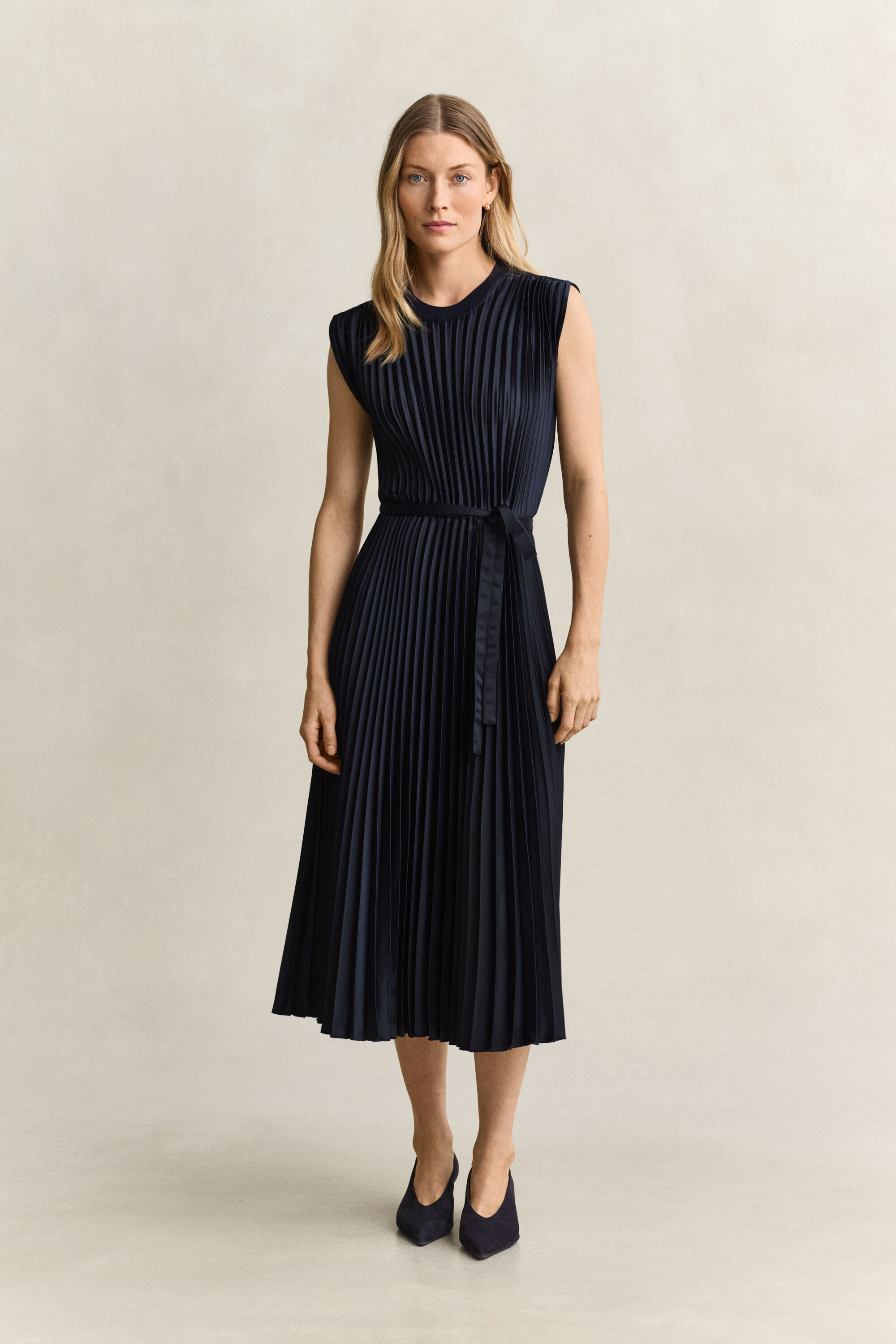 Vestido plisado con cinturón