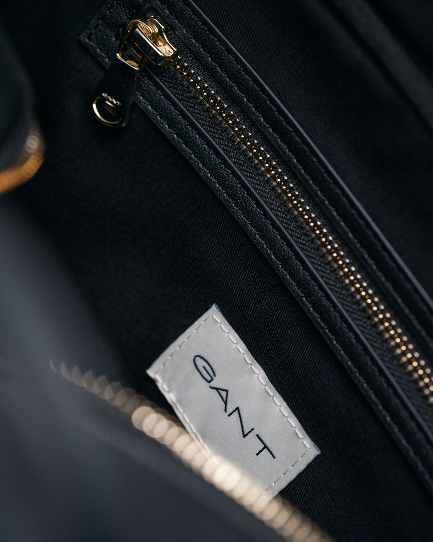 Bolso mediano de piel Iconic