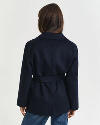 Chaqueta cosida a mano con cinturón