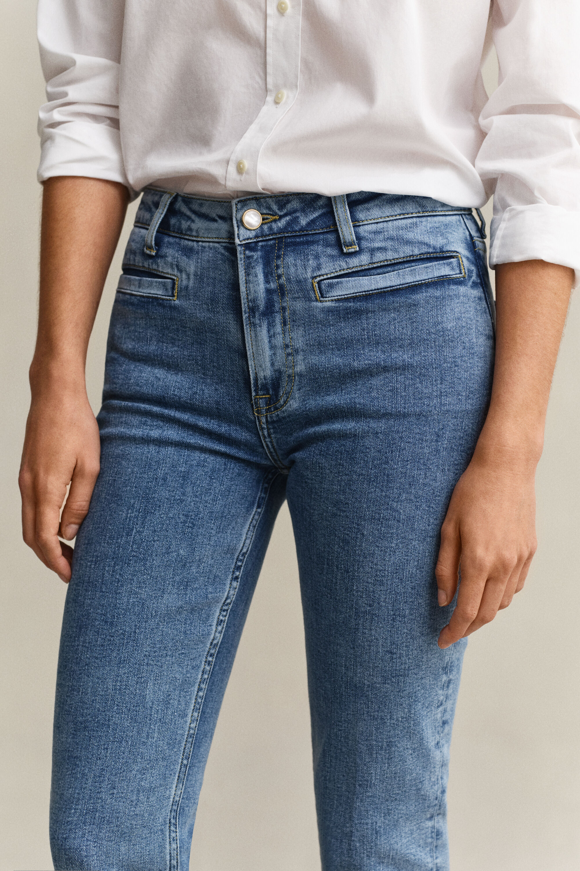 Vaqueros acampanados con monograma