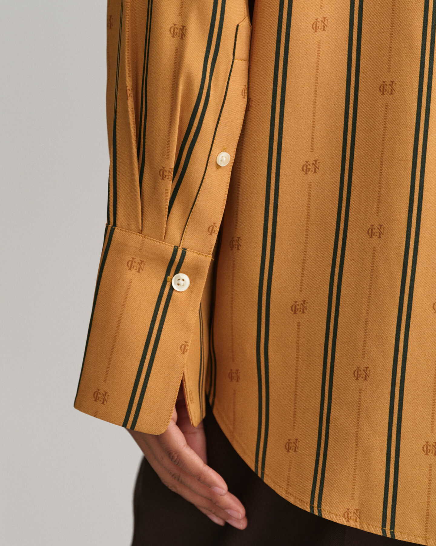 Camisa Relaxed Fit Monogram a rayas