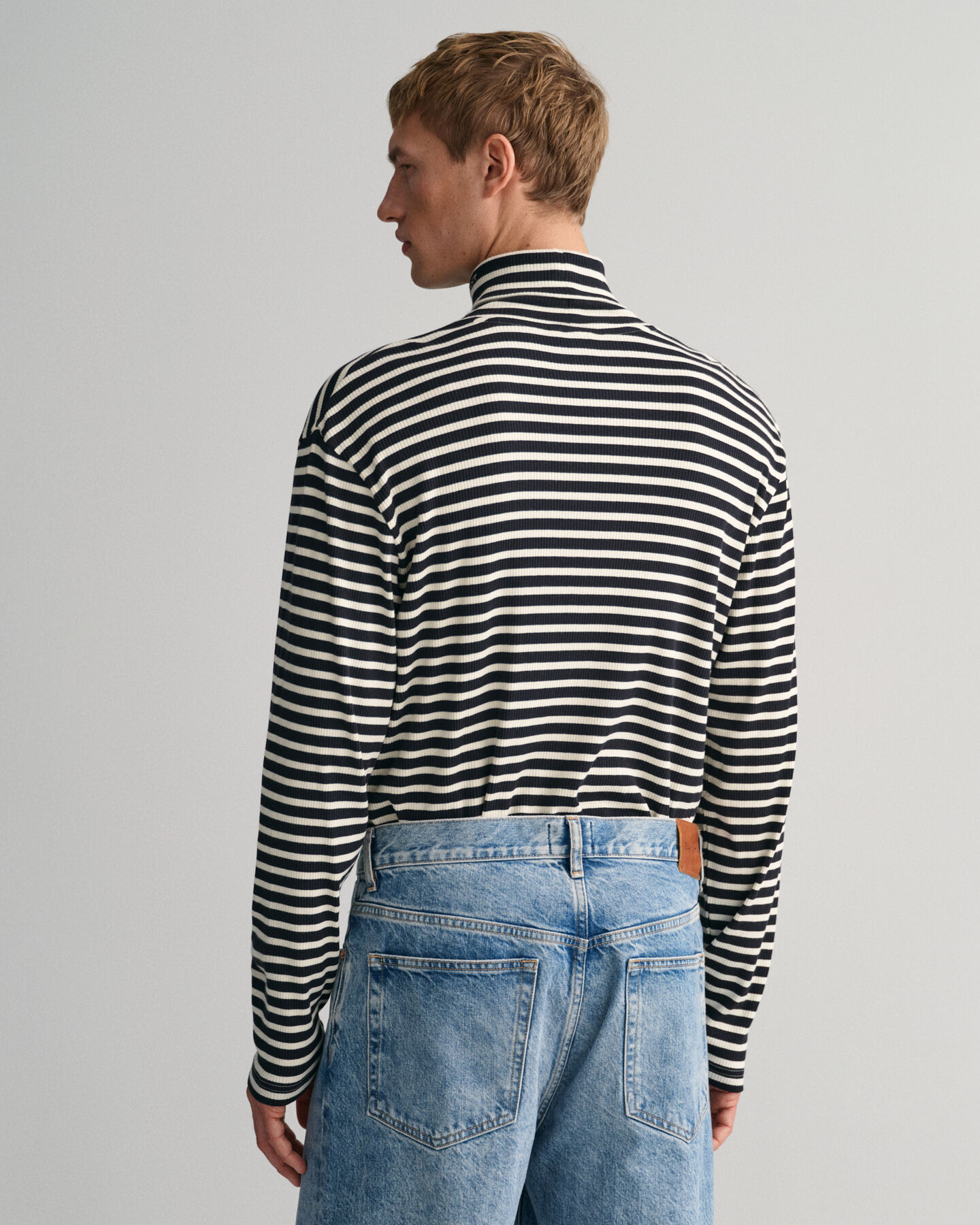 Camiseta de rayas con cuello de cisne y manga larga