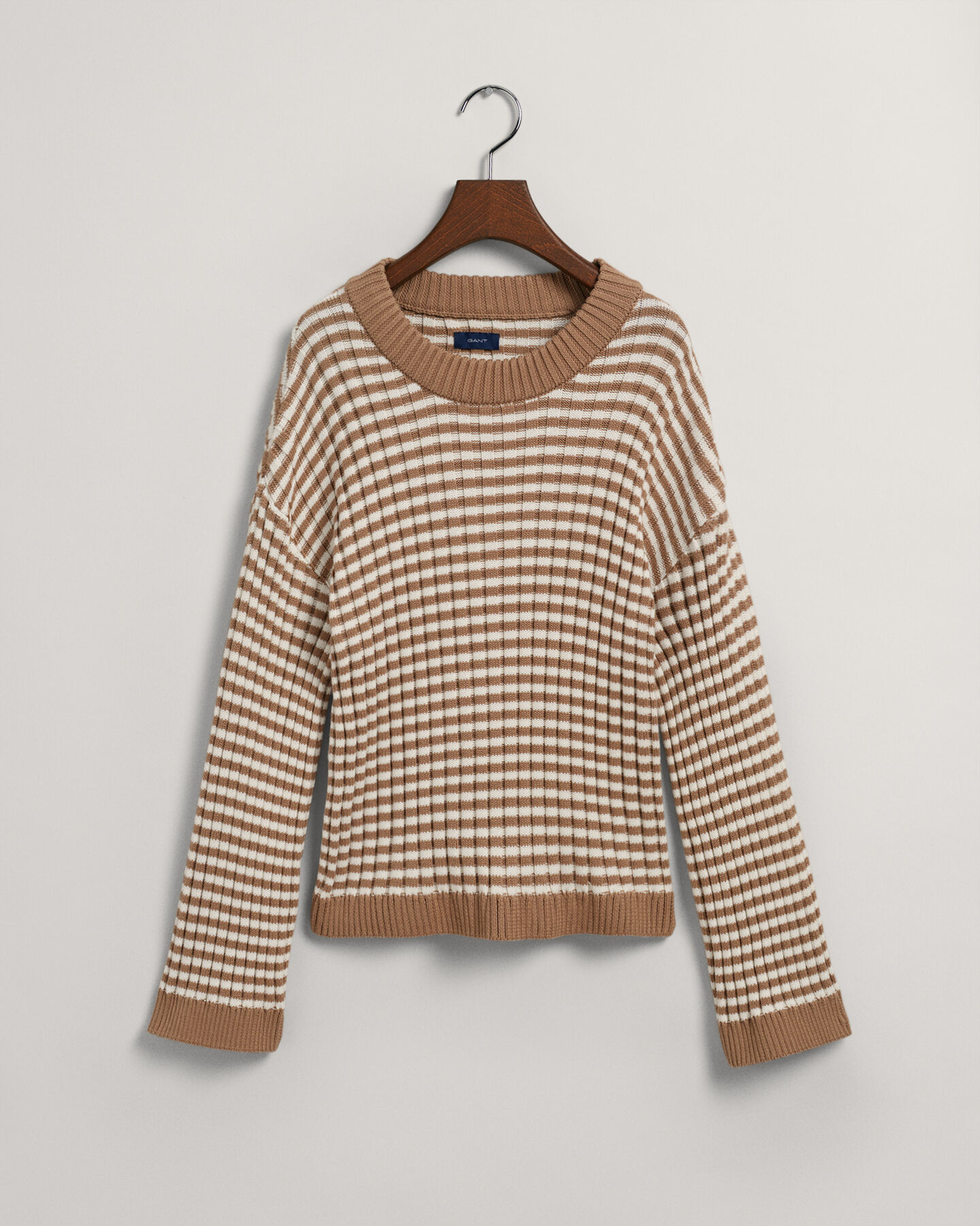 Jersey acanalado de algod&oacute;n a rayas con cuello redondo