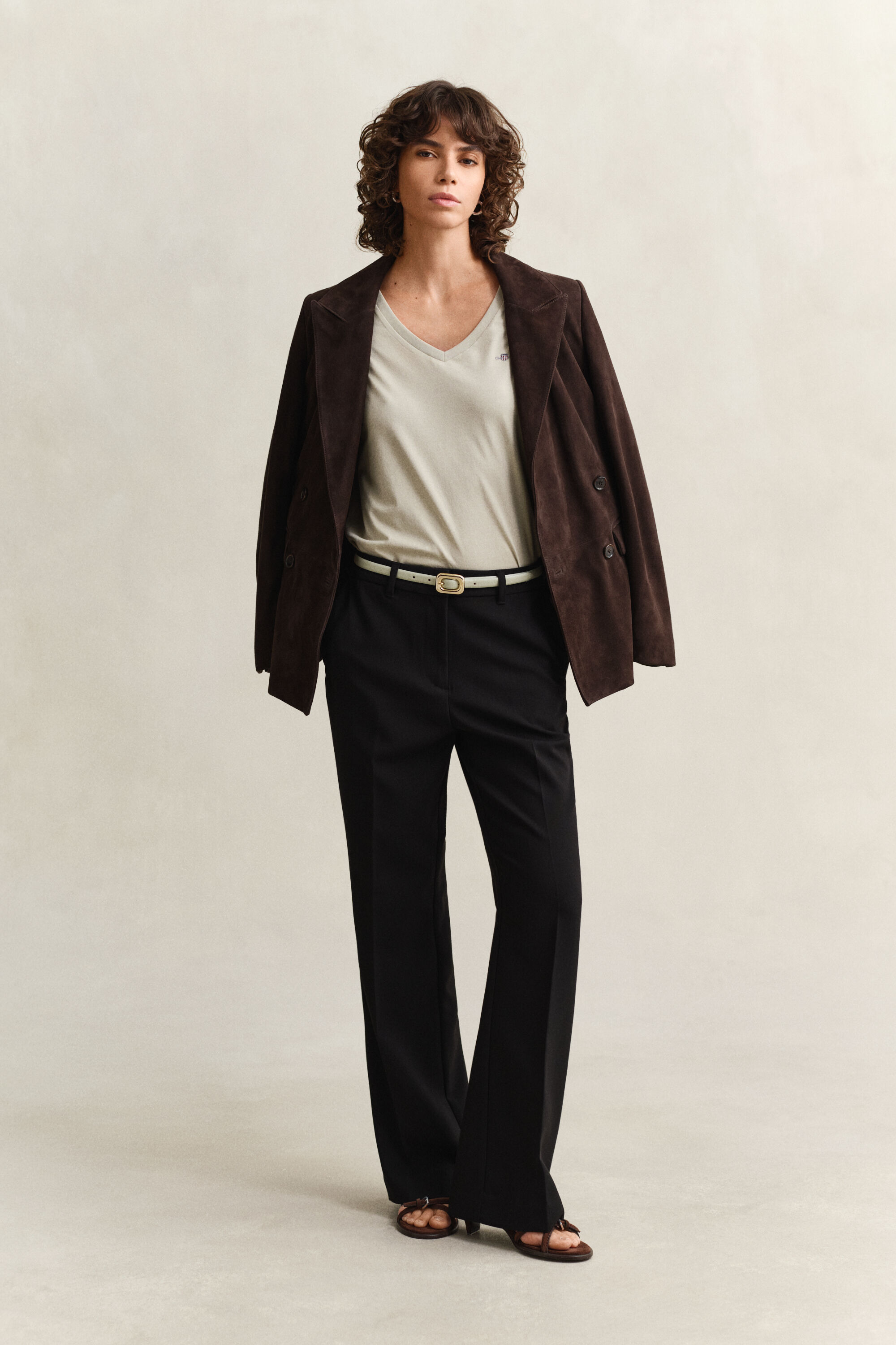 Camiseta Shield con cuello de pico