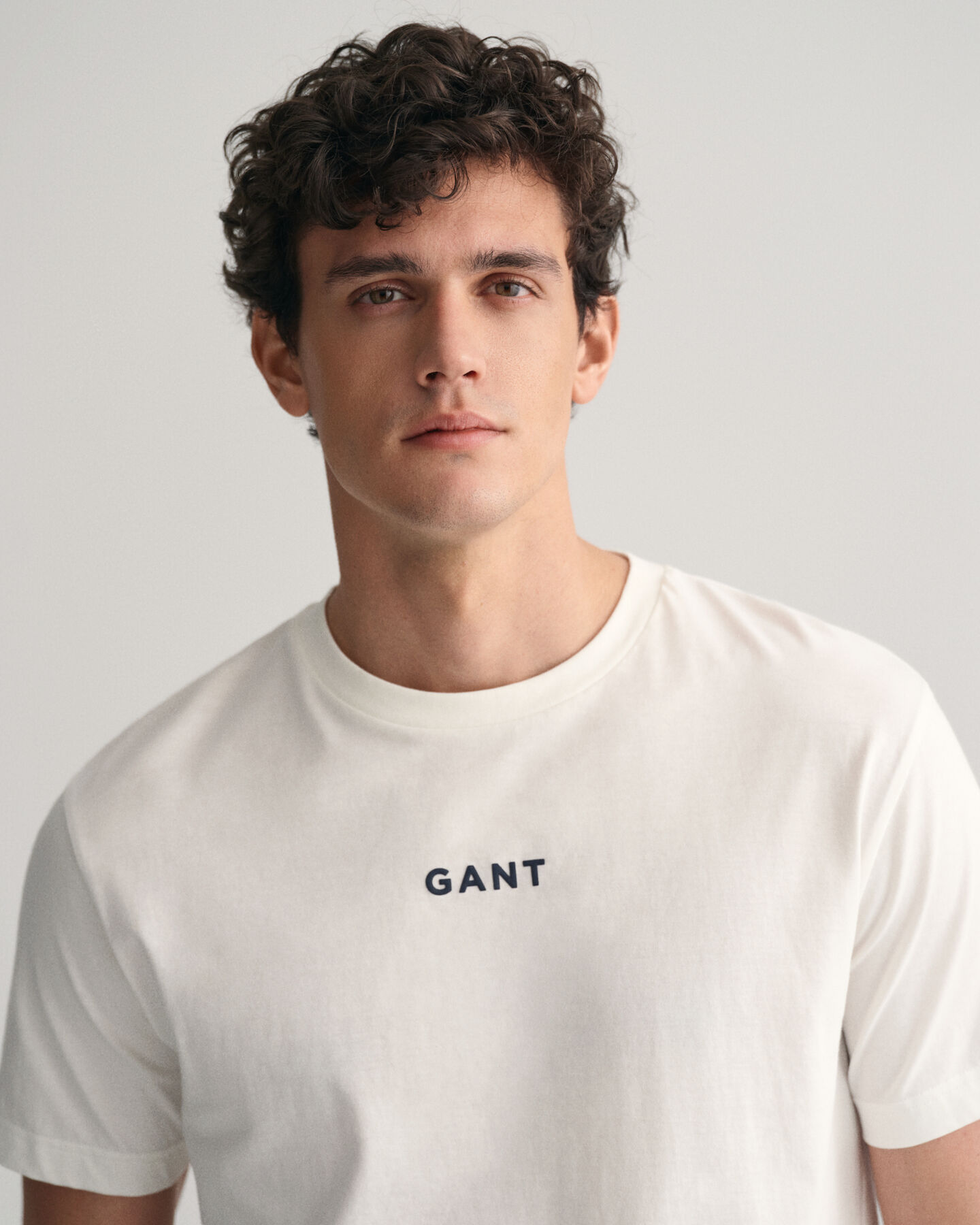 Camiseta GANT Logo peque&ntilde;o en contraste