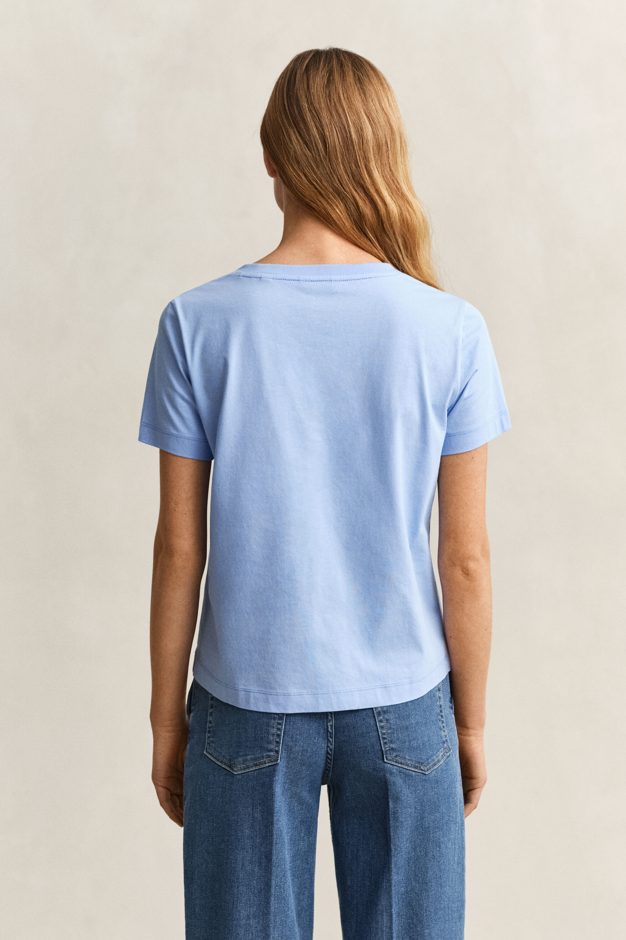 Camiseta Shield con cuello de pico