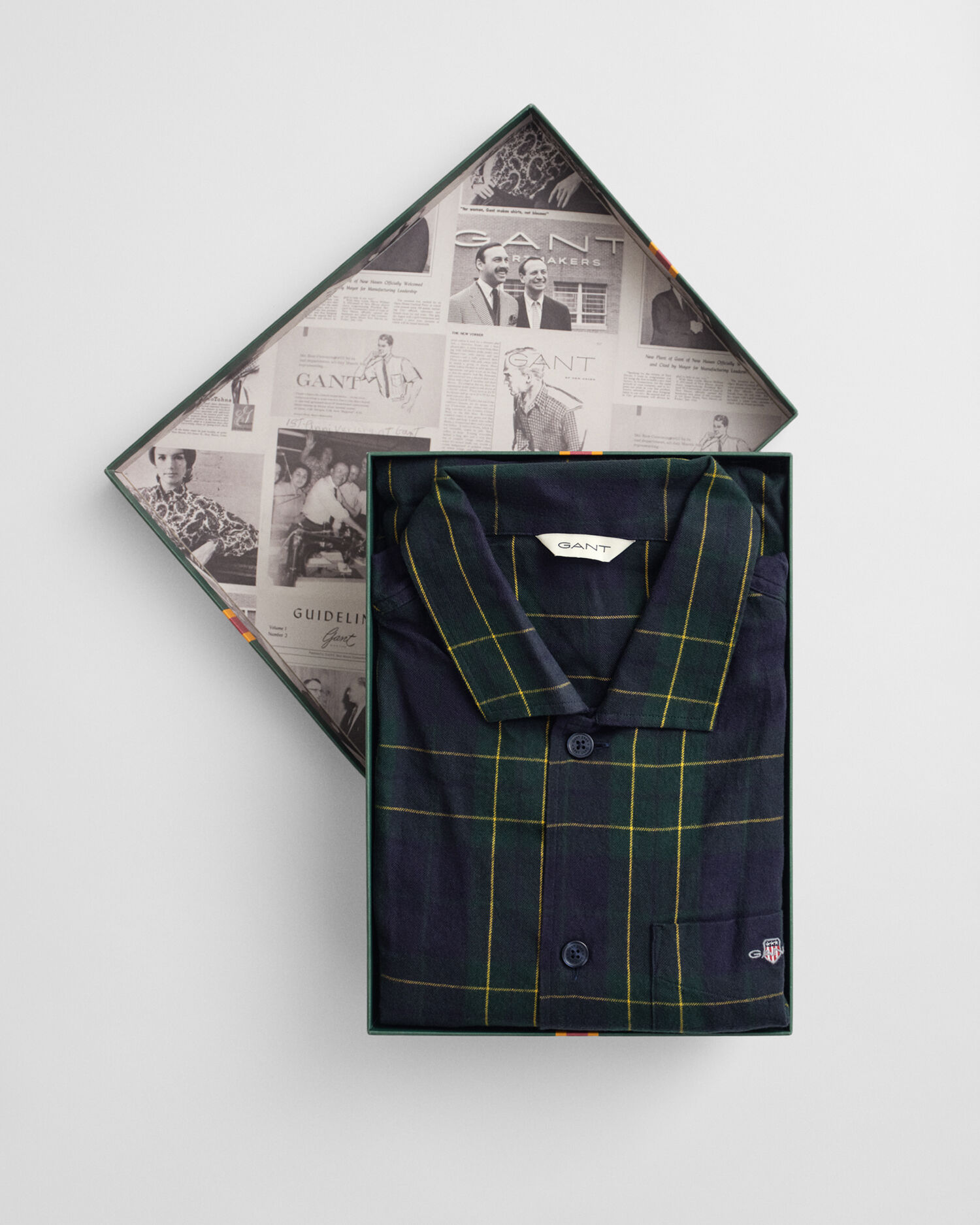 Caja de regalo con pijama de franela a cuadros