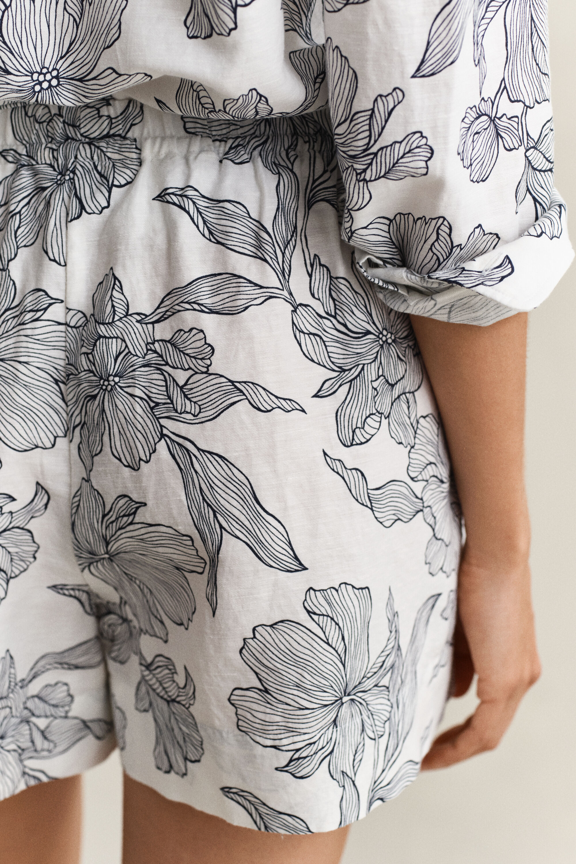 Pantalones cortos de lino con estampado de flores