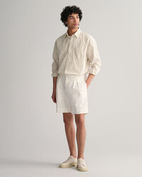 Pantalones chinos cortos de pinzas en sarga