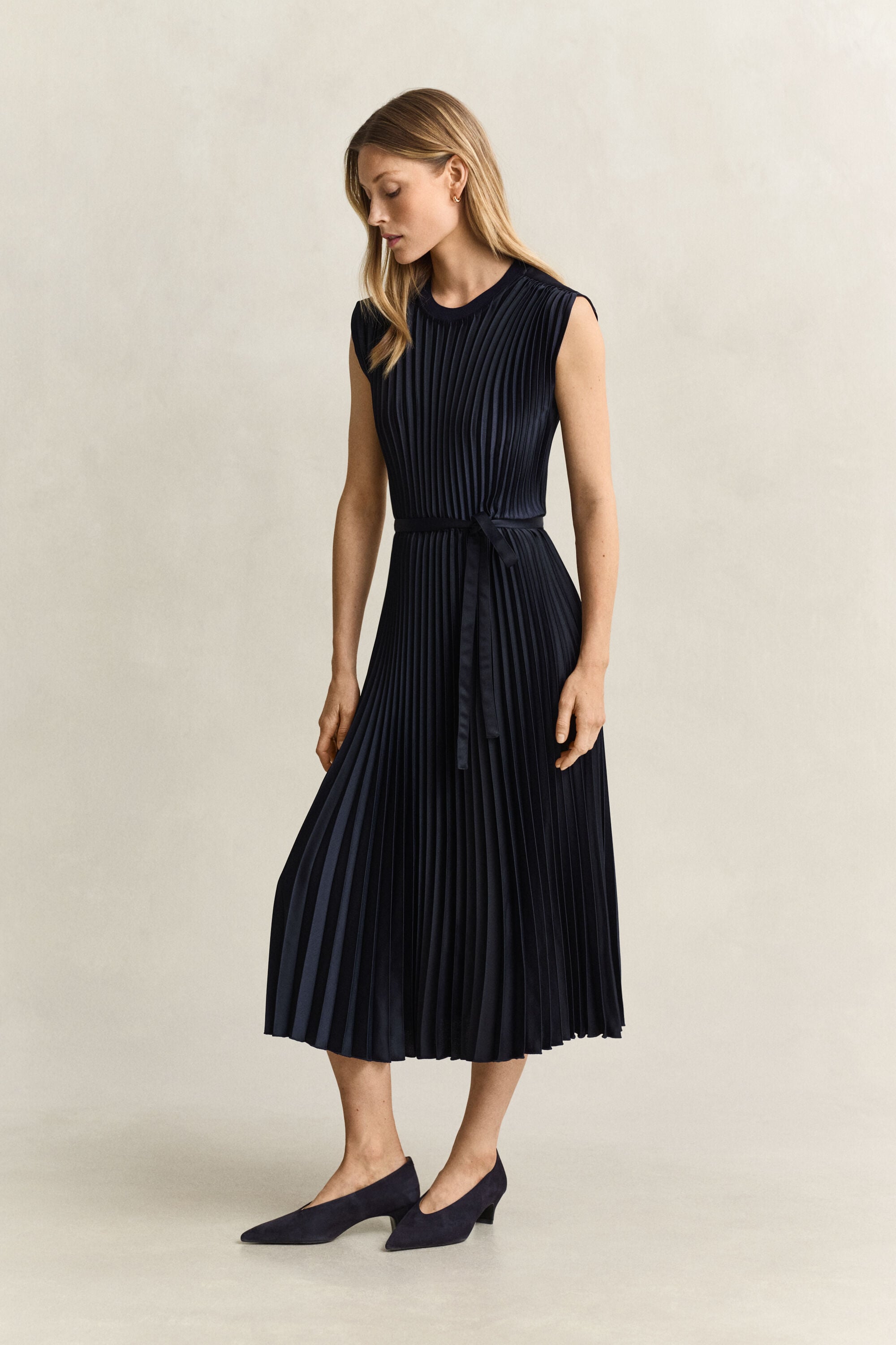 Vestido plisado con cinturón