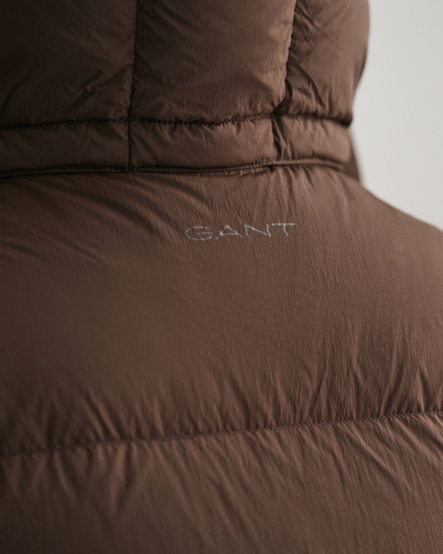 Chaleco de plum&oacute;n y largo medio