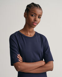 Vestido acampanado de manga corta y cuello redondo