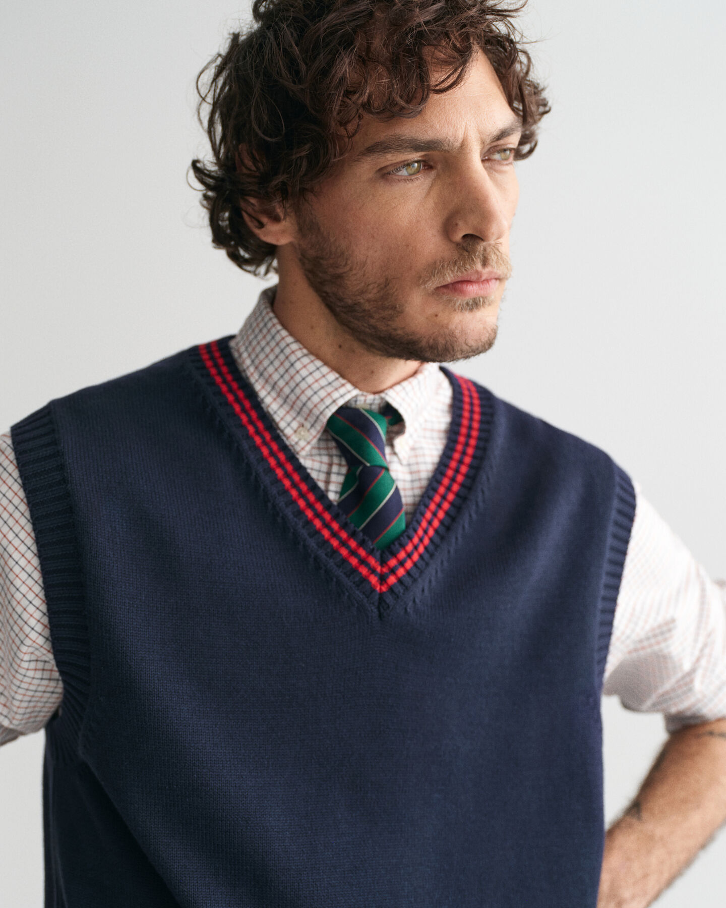 Chaleco con cuello de pico