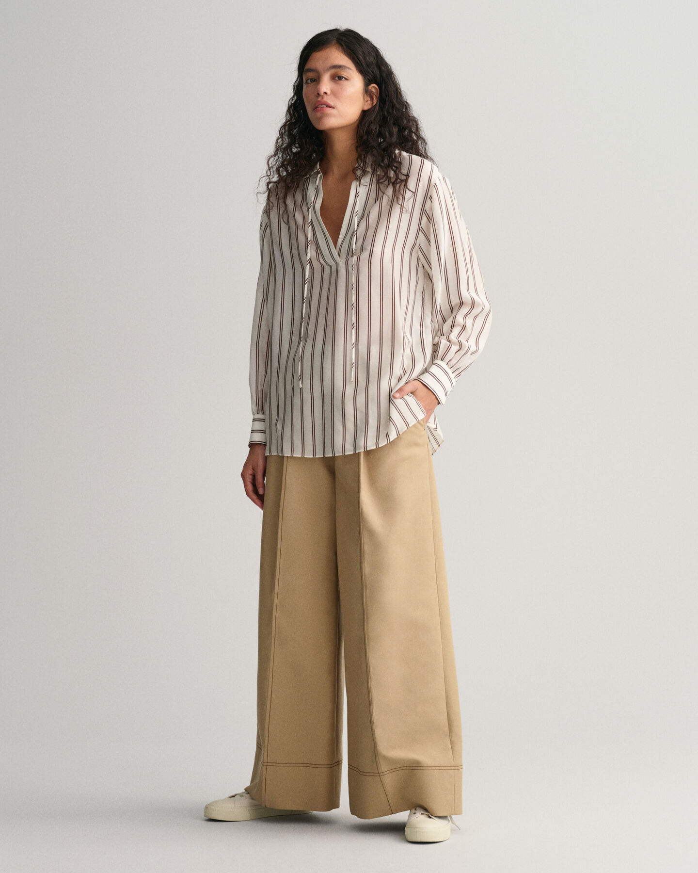 Blusa de rayas con cuello de pico