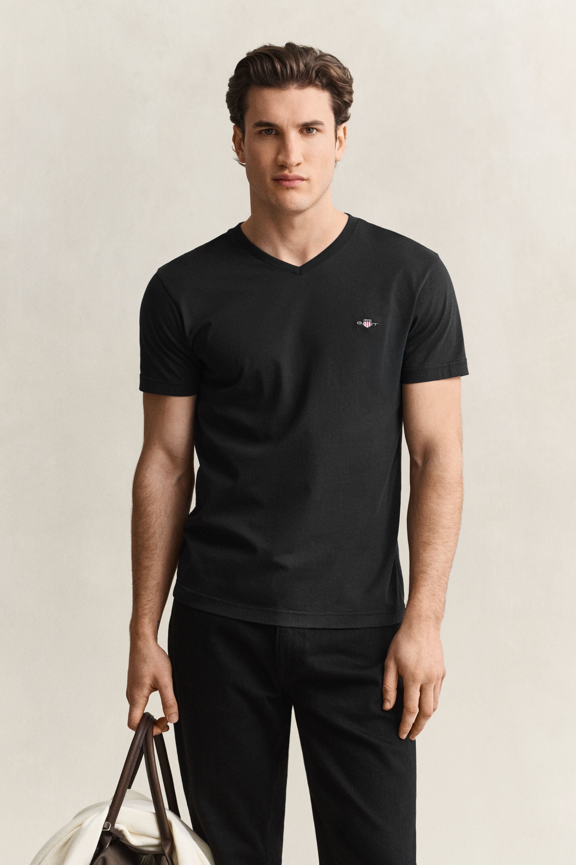 Camiseta Shield con cuello de pico