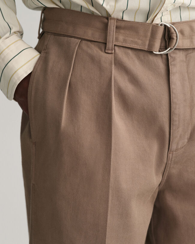 Pantalones chinos de pinzas con cinturón