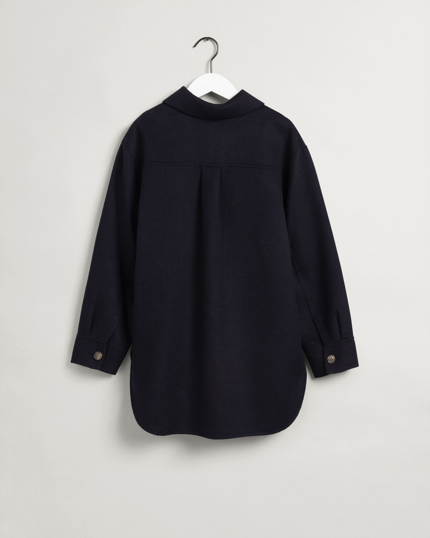 Sobrecamisa cosida a mano