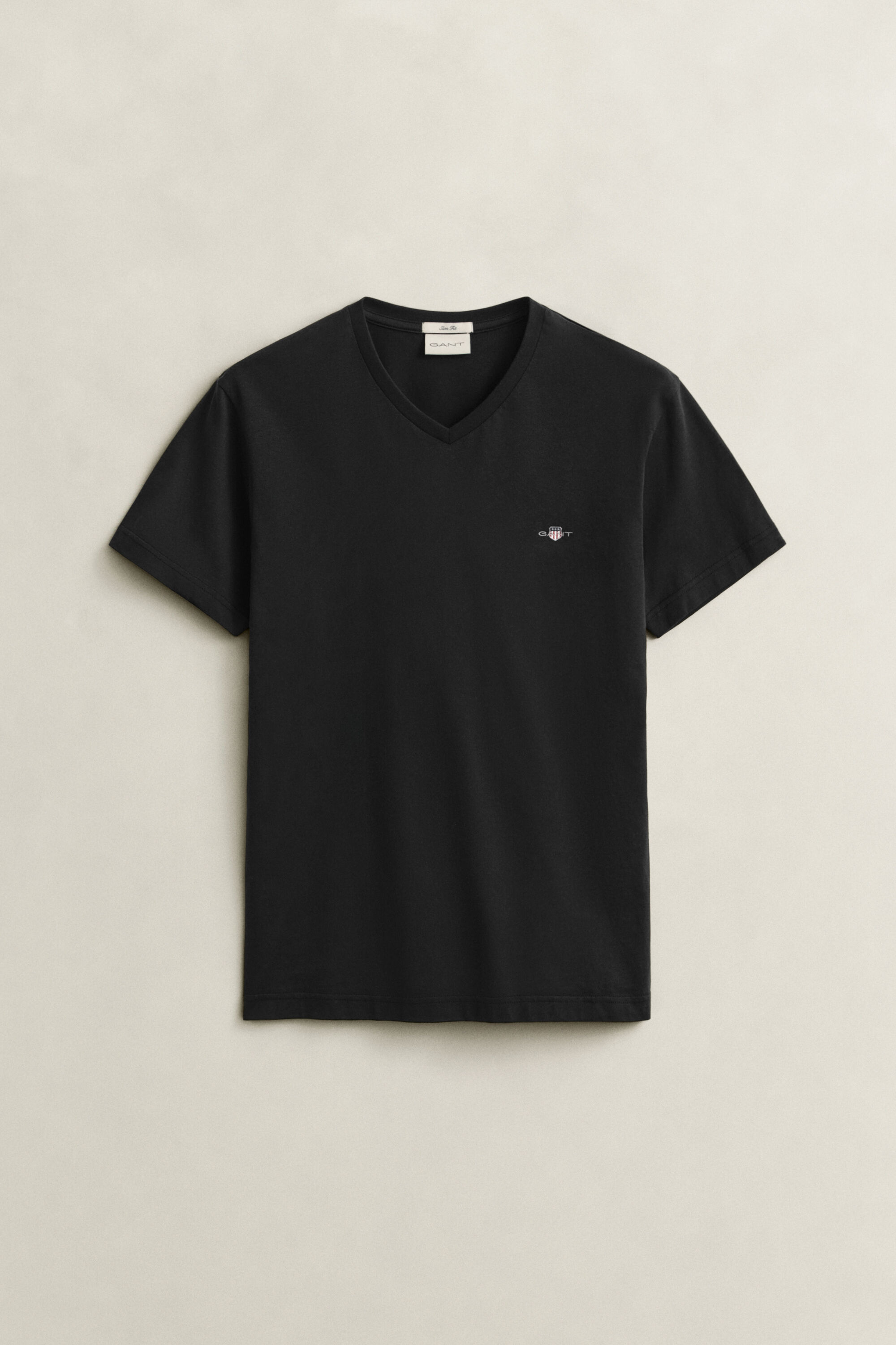 Camiseta Slim Fit Shield con cuello de pico