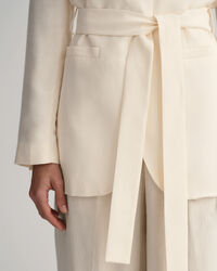 Americana Regular Fit Fluid con cintur&oacute;n