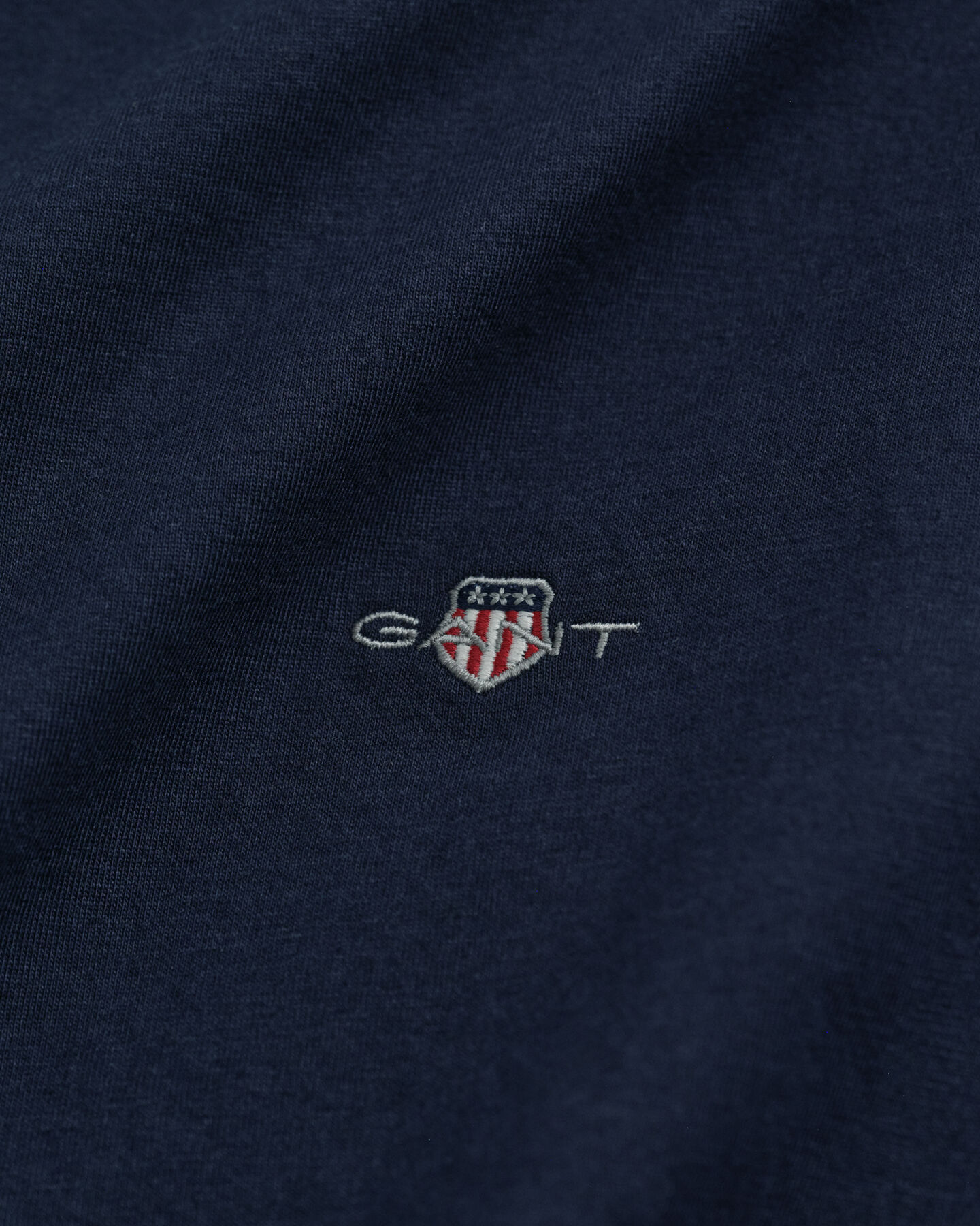 Camiseta Slim Fit Shield con cuello de pico