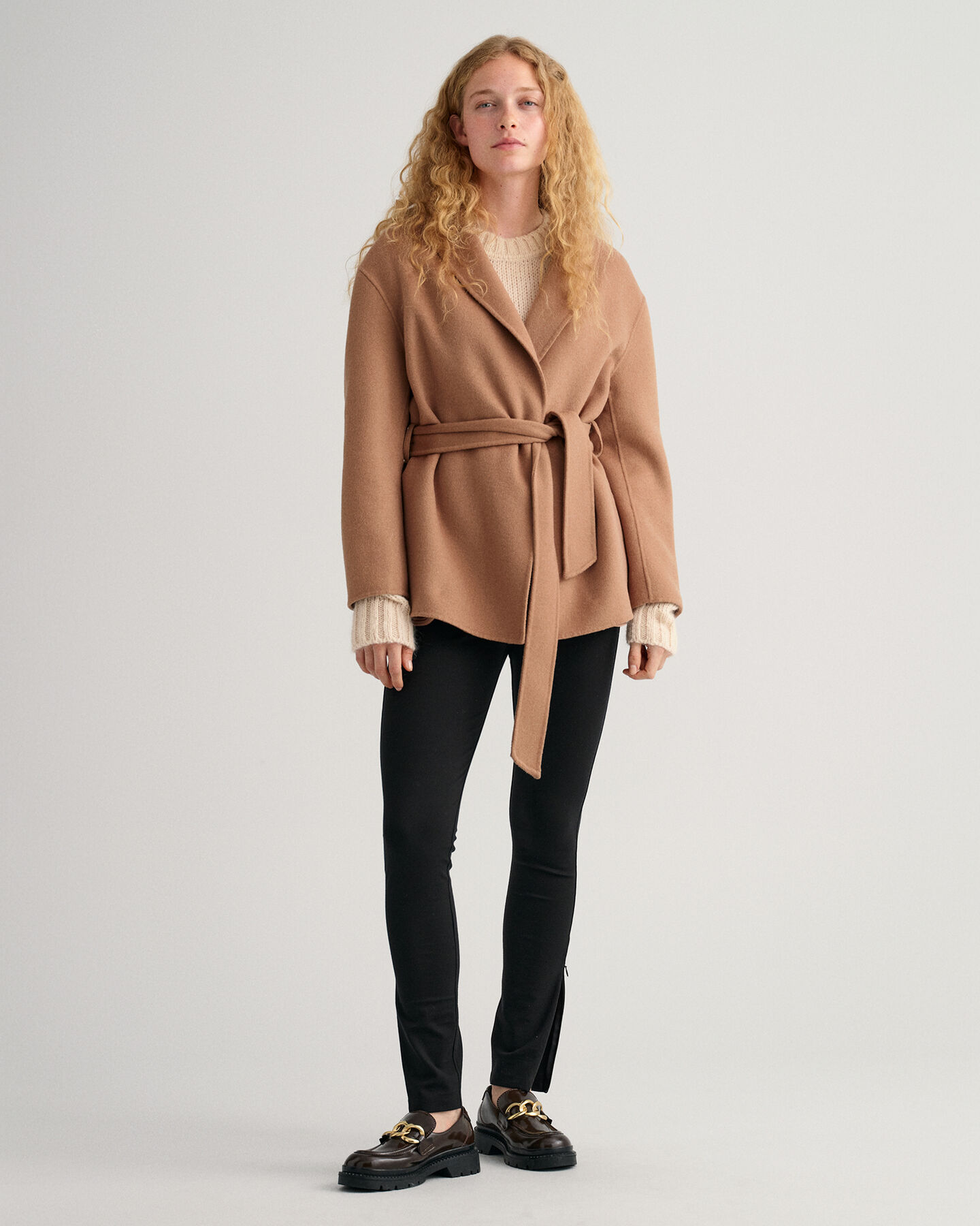 Americana cosida a mano con cinturón